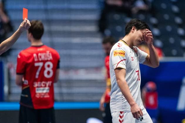 Handball, WM, Spanien - Japan 250118 Naoki Yamaguchi of Japan looks dejected after receiving a red card during the 2025 IHF World Men s Handball Championship match between Spain and Japan on January 18, 2025 in Oslo. Photo: Mathias Bergeld BILDBYRAN kod MB MB1060 handball handboll handball ihf 2025 world mens handball championship handbolls-vm vm spain japan 2025 ihf world mens handball championship 5 bbeng depp Copyright: MATHIASxBERGELD BB250118MB019
