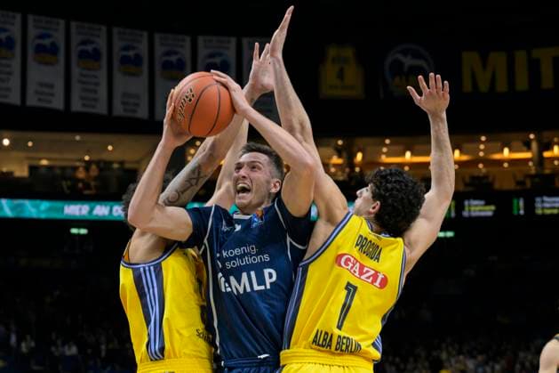 Bilder des Jahres 2025, Sport 01 Januar Sport Themen der Woche KW03 Sport Bilder des Tages GER, Berlin, Basketball, Alba Berlin vs MLP Academics Heidelberg, BBL, Basketball, Uber Arena, 18.01.2025, im Bild v.l.: Kessens (Alba Berlin, 0), Ryan Mikesell (MLP Academic Heidelberg, 33), Gabriele Procida (Alba Berlin, 01), Zweikampf, Action, Kampf, kaempft um den Ball, *** GER, Berlin, Basketball, Alba Berlin vs MLP Academics Heidelberg, BBL, Basketball, Uber Arena, 18 01 2025, in the picture f l Kessens Alba Berlin, 0 , Ryan Mikesell MLP Academic Heidelberg, 33 , Gabriele Procida Alba Berlin, 01 , duel, action, fight, fights for the ball, Copyright: HMBxMedia UwexKoch