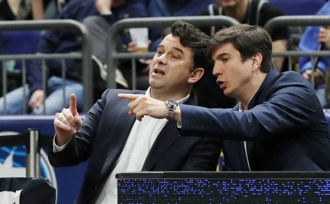 re. Co Trainer Pedro Calles redet mit Trainer Israel Gonzales Aktion Oberkörper Basketball BBL Bundesliga Herren 17. Spieltag Saison 2024 2025 18.01.2025 ALBA Berlin vs MLP Academics Heidelberg