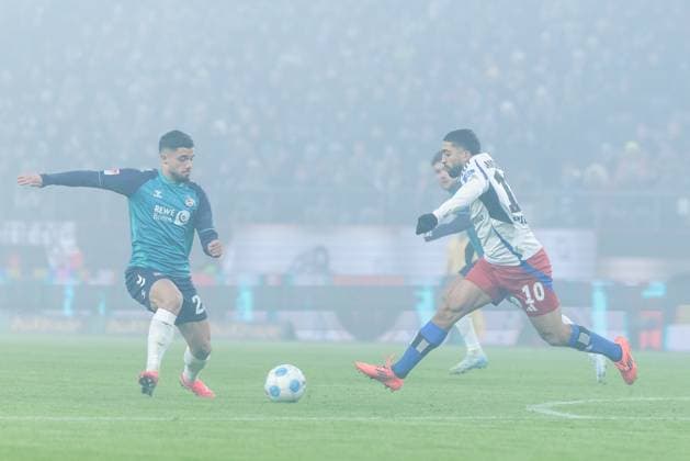 2. Fussball Bundesliga: Hamburger SV - 1. FC Köln; 18.01.2025 Zweikampf Jusuf Gazibegovic (1. FC Köln, 25), Immanuel Pherai (Hamburger SV, 10) 2. Fussball Bundesliga: Hamburger SV - 1. FC Köln, Hamburg, Volksparkstadion am 18.01.2025 DFL REGULATIONS PROHIBIT ANY USE OF PHOTOGRAPHS AS IMAGE SEQUENCES AND OR QUASI-VIDEO.