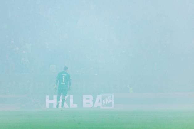 2. Fussball Bundesliga: Hamburger SV - 1. FC Köln; 18.01.2025 Marvin Schwäbe (1. FC Köln, 1) steht in den Nebelschwaden 2. Fussball Bundesliga: Hamburger SV - 1. FC Köln, Hamburg, Volksparkstadion am 18.01.2025 DFL REGULATIONS PROHIBIT ANY USE OF PHOTOGRAPHS AS IMAGE SEQUENCES AND OR QUASI-VIDEO.