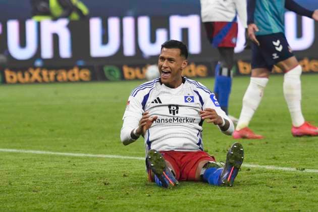 GER; 2. FBL,, Hamburger SV vs 1.FC Koeln 18.01.2025, Volksparkstadion, Hamburg, GER; 2. FBL, Hamburger SV vs 1.FC Koeln im Bild Davie Selke (Hamburg 27) verschiesst eine Torchance und regt sich auf