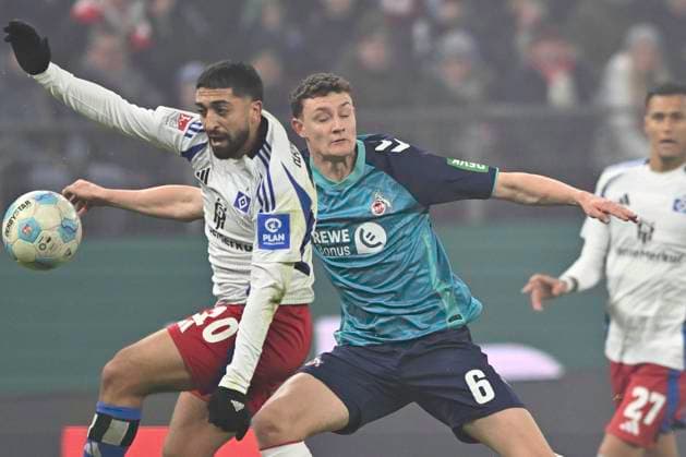 GER; 2. FBL,, Hamburger SV vs 1.FC Koeln 18.01.2025, Volksparkstadion, Hamburg, GER; 2. FBL, Hamburger SV vs 1.FC Koeln im Bild Immanuel Pherai (Hamburg 10) versucht sich gegen Eric Martel (Koeln 06) durchzusetzen
