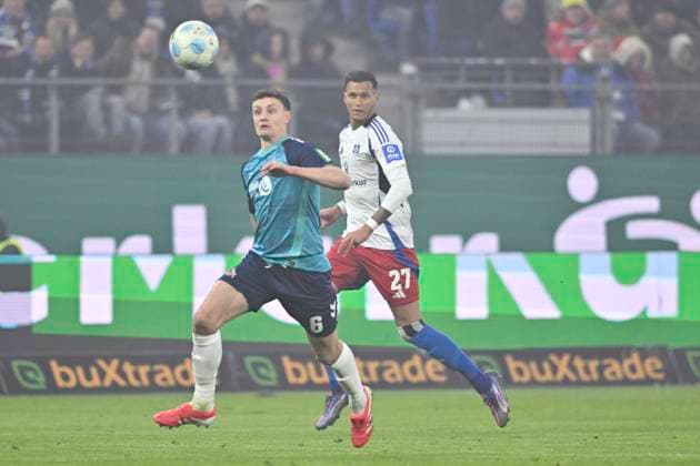 GER; 2. FBL,, Hamburger SV vs 1.FC Koeln 18.01.2025, Volksparkstadion, Hamburg, GER; 2. FBL, Hamburger SV vs 1.FC Koeln im Bild Davie Selke (Hamburg 27) versucht sich gegen Eric Martel (Koeln 06) durchzusetzen