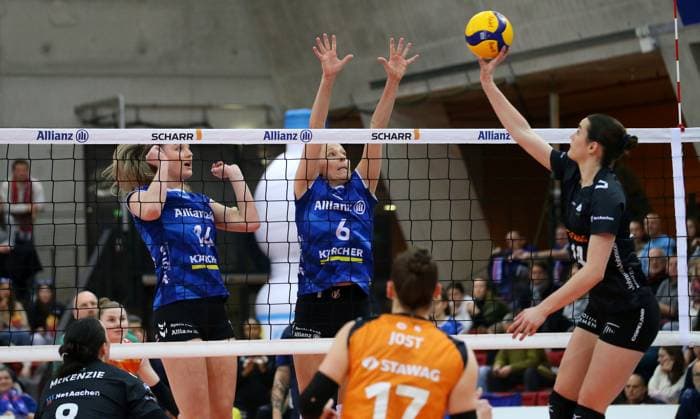BAU 18.01.2025 Stuttgart Volleyball Allianz MTV Stuttgart vs. Ladies in Black Aachen, v.l. Kelsey Veltman (Stuttgart), Toni Stautz (Stuttgart), Nicole van de Vosse (Aachen)
