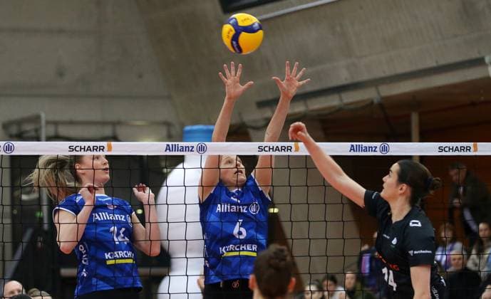 BAU 18.01.2025 Stuttgart Volleyball Allianz MTV Stuttgart vs. Ladies in Black Aachen, v.l. Kelsey Veltman (Stuttgart), Toni Stautz (Stuttgart), Nicole van de Vosse (Aachen)