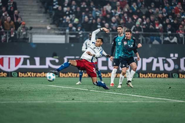 Fußball Männer Saison 2024 2025 2. Fußball-Bundesliga 18. Spieltag Hamburger SV vs. 1. FC Köln 18.01.2025 Davie Selke ( 27, HSV) streckt sich nach dem Ball Hamburg Volksparkstadion Hamburg Deutschland