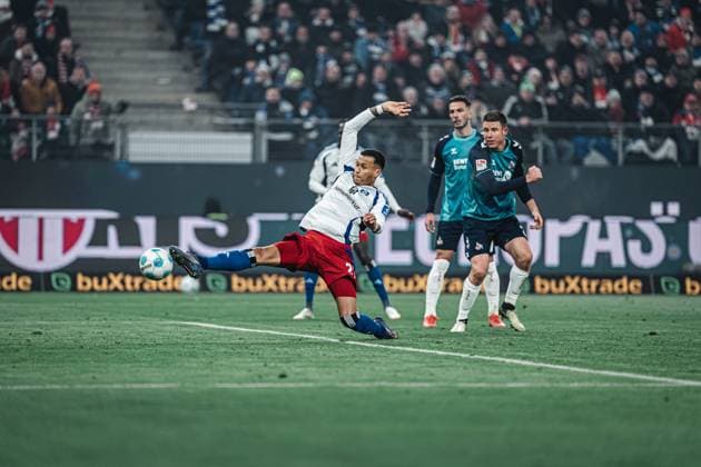 Fußball Männer Saison 2024 2025 2. Fußball-Bundesliga 18. Spieltag Hamburger SV vs. 1. FC Köln 18.01.2025 Davie Selke ( 27, HSV) streckt sich nach dem Ball Hamburg Volksparkstadion Hamburg Deutschland