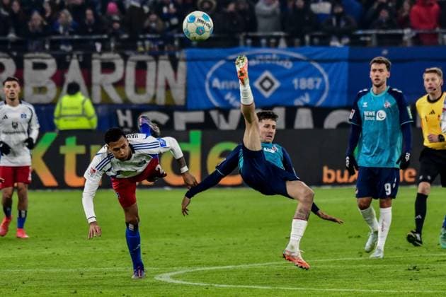 Sport Themen der Woche KW03 Sport Bilder des Tages Davie Selke ( HSV ) Denis Huseinbasic ( Köln ) Deutschland , Hamburg , Volksparkstadion , Fussball , 2 . Bundesliga , Hamburger SV - 1 FC Koeln *** Davie Selke HSV Denis Huseinbasic Cologne Germany , Hamburg , Volksparkstadion , Football , 2 Bundesliga , Hamburger SV 1 FC Köln