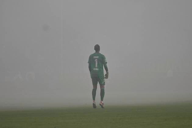 Sport Bilder des Tages GER; 2. FBL,, Hamburger SV vs 1.FC Koeln 18.01.2025, Volksparkstadion, Hamburg, GER; 2. FBL, Hamburger SV vs 1.FC Koeln im Bild Feature Torhueter Marvin Schwaebe (Schwäbe Koeln 01) im Nebel der Pyrotechnik