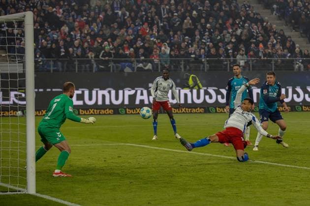 Torchance Davie Selke ( HSV ) Marvin Schwäbe Dominique Heintz ( Köln ) Deutschland , Hamburg , Volksparkstadion , Fussball , 2 . Bundesliga , Hamburger SV - 1 FC Koeln