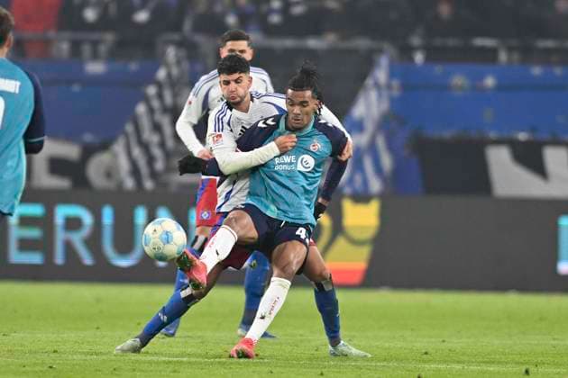 GER; 2. FBL,, Hamburger SV vs 1.FC Koeln 18.01.2025, Volksparkstadion, Hamburg, GER; 2. FBL, Hamburger SV vs 1.FC Koeln im Bild Daniel Elfadi Hamburg 08) versucht sich gegen Damion Downs (Koeln 42) durchzusetzen