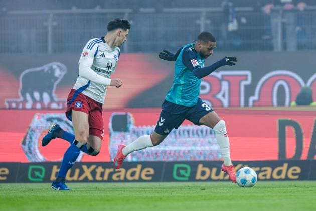 2. Fussball Bundesliga: Hamburger SV - 1. FC Köln; 18.01.2025 Zweikampf Dennis Hadzikadunic (Hamburger SV, 5), Linton Maina (1. FC Köln, 37) 2. Fussball Bundesliga: Hamburger SV - 1. FC Köln, Hamburg, Volksparkstadion am 18.01.2025 DFL REGULATIONS PROHIBIT ANY USE OF PHOTOGRAPHS AS IMAGE SEQUENCES AND OR QUASI-VIDEO.