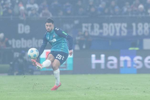 2. Fussball Bundesliga: Hamburger SV - 1. FC Köln; 18.01.2025 Jusuf Gazibegovic (1. FC Köln, 25) schießt, am Ball 2. Fussball Bundesliga: Hamburger SV - 1. FC Köln, Hamburg, Volksparkstadion am 18.01.2025 DFL REGULATIONS PROHIBIT ANY USE OF PHOTOGRAPHS AS IMAGE SEQUENCES AND OR QUASI-VIDEO.