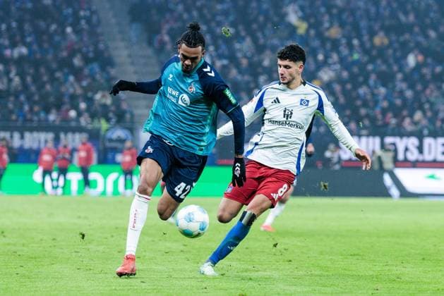 2. Fussball Bundesliga: Hamburger SV - 1. FC Köln; 18.01.2025 Zweikampf Damion Downs (1. FC Köln, 42), Daniel Elfadli (Hamburger SV, 8) 2. Fussball Bundesliga: Hamburger SV - 1. FC Köln, Hamburg, Volksparkstadion am 18.01.2025 DFL REGULATIONS PROHIBIT ANY USE OF PHOTOGRAPHS AS IMAGE SEQUENCES AND OR QUASI-VIDEO.