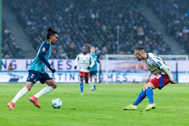 2. Fussball Bundesliga: Hamburger SV - 1. FC Köln; 18.01.2025 Zweikampf Damion Downs (1. FC Köln, 42), Miro Muheim (Hamburger SV, 28) 2. Fussball Bundesliga: Hamburger SV - 1. FC Köln, Hamburg, Volksparkstadion am 18.01.2025 DFL REGULATIONS PROHIBIT ANY USE OF PHOTOGRAPHS AS IMAGE SEQUENCES AND OR QUASI-VIDEO.