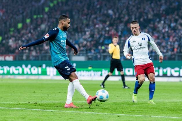2. Fussball Bundesliga: Hamburger SV - 1. FC Köln; 18.01.2025 Zweikampf Linton Maina (1. FC Köln, 37), Miro Muheim (Hamburger SV, 28) 2. Fussball Bundesliga: Hamburger SV - 1. FC Köln, Hamburg, Volksparkstadion am 18.01.2025 DFL REGULATIONS PROHIBIT ANY USE OF PHOTOGRAPHS AS IMAGE SEQUENCES AND OR QUASI-VIDEO.