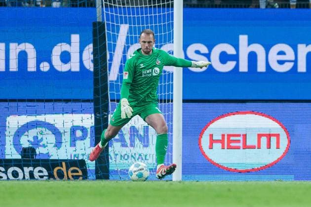 2. Fussball Bundesliga: Hamburger SV - 1. FC Köln; 18.01.2025 Marvin Schwäbe (1. FC Köln, 1) am Ball 2. Fussball Bundesliga: Hamburger SV - 1. FC Köln, Hamburg, Volksparkstadion am 18.01.2025 DFL REGULATIONS PROHIBIT ANY USE OF PHOTOGRAPHS AS IMAGE SEQUENCES AND OR QUASI-VIDEO.