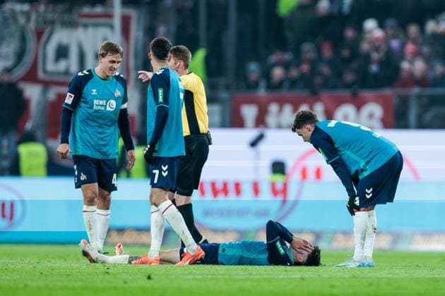 2. Fussball Bundesliga: Hamburger SV - 1. FC Köln; 18.01.2025 Denis Huseinbasic (1. FC Köln, 8) auf dem Boden nach Foul 2. Fussball Bundesliga: Hamburger SV - 1. FC Köln, Hamburg, Volksparkstadion am 18.01.2025 DFL REGULATIONS PROHIBIT ANY USE OF PHOTOGRAPHS AS IMAGE SEQUENCES AND OR QUASI-VIDEO.