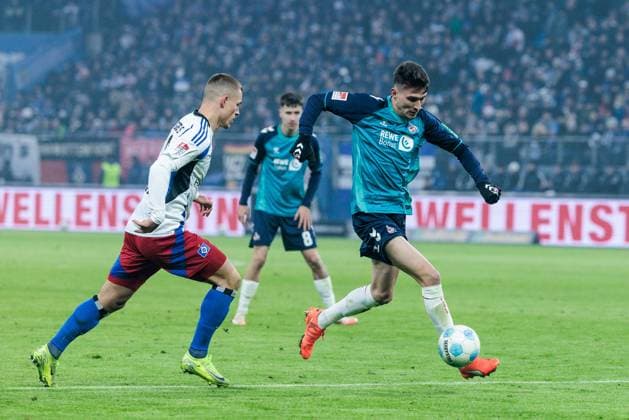 2. Fussball Bundesliga: Hamburger SV - 1. FC Köln; 18.01.2025 Zweikampf Miro Muheim (Hamburger SV, 28), Dejan Ljubicic (1. FC Köln, 7) 2. Fussball Bundesliga: Hamburger SV - 1. FC Köln, Hamburg, Volksparkstadion am 18.01.2025 DFL REGULATIONS PROHIBIT ANY USE OF PHOTOGRAPHS AS IMAGE SEQUENCES AND OR QUASI-VIDEO.