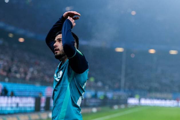 2. Fussball Bundesliga: Hamburger SV - 1. FC Köln; 18.01.2025 Jusuf Gazibegovic (1. FC Köln, 25) feuert die Kurve an 2. Fussball Bundesliga: Hamburger SV - 1. FC Köln, Hamburg, Volksparkstadion am 18.01.2025 DFL REGULATIONS PROHIBIT ANY USE OF PHOTOGRAPHS AS IMAGE SEQUENCES AND OR QUASI-VIDEO.