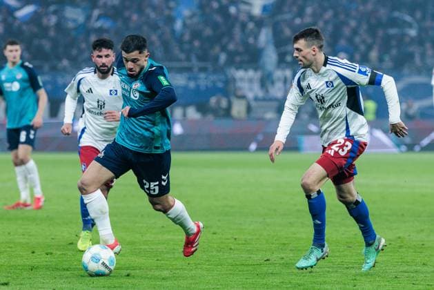 2. Fussball Bundesliga: Hamburger SV - 1. FC Köln; 18.01.2025 Zweikampf Jusuf Gazibegovic (1. FC Köln, 25), Jonas Meffert (Hamburger SV, 23) 2. Fussball Bundesliga: Hamburger SV - 1. FC Köln, Hamburg, Volksparkstadion am 18.01.2025 DFL REGULATIONS PROHIBIT ANY USE OF PHOTOGRAPHS AS IMAGE SEQUENCES AND OR QUASI-VIDEO.
