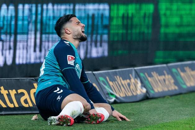 2. Fussball Bundesliga: Hamburger SV - 1. FC Köln; 18.01.2025 Jusuf Gazibegovic (1. FC Köln, 25) bleibt angeschlagen in den Werbeaufstellern liegen, schmerzverzerrt, Schmerzen 2. Fussball Bundesliga: Hamburger SV - 1. FC Köln, Hamburg, Volksparkstadion am 18.01.2025 DFL REGULATIONS PROHIBIT ANY USE OF PHOTOGRAPHS AS IMAGE SEQUENCES AND OR QUASI-VIDEO.
