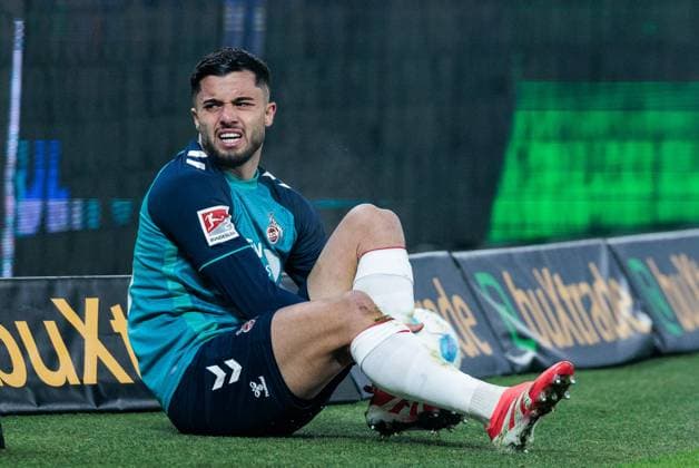 2. Fussball Bundesliga: Hamburger SV - 1. FC Köln; 18.01.2025 Jusuf Gazibegovic (1. FC Köln, 25) bleibt angeschlagen in den Werbeaufstellern liegen, schmerzverzerrt, Schmerzen 2. Fussball Bundesliga: Hamburger SV - 1. FC Köln, Hamburg, Volksparkstadion am 18.01.2025 DFL REGULATIONS PROHIBIT ANY USE OF PHOTOGRAPHS AS IMAGE SEQUENCES AND OR QUASI-VIDEO.