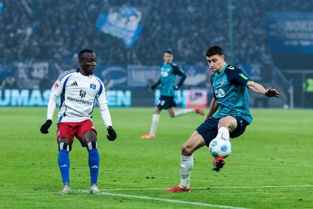 2. Fussball Bundesliga: Hamburger SV - 1. FC Köln; 18.01.2025 Zweikampf Jean-Luc Dompe (Hamburger SV, 7), Eric Martel (1. FC Köln, 6) 2. Fussball Bundesliga: Hamburger SV - 1. FC Köln, Hamburg, Volksparkstadion am 18.01.2025 DFL REGULATIONS PROHIBIT ANY USE OF PHOTOGRAPHS AS IMAGE SEQUENCES AND OR QUASI-VIDEO.
