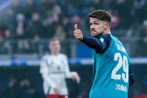 Sport Bilder des Tages 2. Fussball Bundesliga: Hamburger SV - 1. FC Köln; 18.01.2025 Jan Thielmann (1. FC Köln, 29) Daumen hoch 2. Fussball Bundesliga: Hamburger SV - 1. FC Köln, Hamburg, Volksparkstadion am 18.01.2025 DFL REGULATIONS PROHIBIT ANY USE OF PHOTOGRAPHS AS IMAGE SEQUENCES AND OR QUASI-VIDEO.