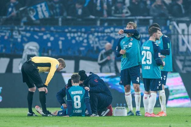 2. Fussball Bundesliga: Hamburger SV - 1. FC Köln; 18.01.2025 Denis Huseinbasic (1. FC Köln, 8) muss angeschlagen behandelt und ausgewechselt werden 2. Fussball Bundesliga: Hamburger SV - 1. FC Köln, Hamburg, Volksparkstadion am 18.01.2025 DFL REGULATIONS PROHIBIT ANY USE OF PHOTOGRAPHS AS IMAGE SEQUENCES AND OR QUASI-VIDEO.