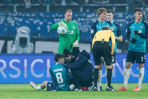 2. Fussball Bundesliga: Hamburger SV - 1. FC Köln; 18.01.2025 Denis Huseinbasic (1. FC Köln, 8) muss angeschlagen behandelt und ausgewechselt werden 2. Fussball Bundesliga: Hamburger SV - 1. FC Köln, Hamburg, Volksparkstadion am 18.01.2025 DFL REGULATIONS PROHIBIT ANY USE OF PHOTOGRAPHS AS IMAGE SEQUENCES AND OR QUASI-VIDEO.