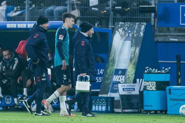 2. Fussball Bundesliga: Hamburger SV - 1. FC Köln; 18.01.2025 Denis Huseinbasic (1. FC Köln, 8) muss angeschlagen behandelt und ausgewechselt werden 2. Fussball Bundesliga: Hamburger SV - 1. FC Köln, Hamburg, Volksparkstadion am 18.01.2025 DFL REGULATIONS PROHIBIT ANY USE OF PHOTOGRAPHS AS IMAGE SEQUENCES AND OR QUASI-VIDEO.