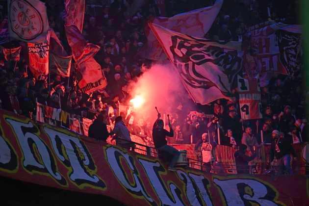 GER; 2. FBL,, Hamburger SV vs 1.FC Koeln 18.01.2025, Volksparkstadion, Hamburg, GER; 2. FBL, Hamburger SV vs 1.FC Koeln im Bild Feature die Fans aus Koeln zuenden Pyrotechnik