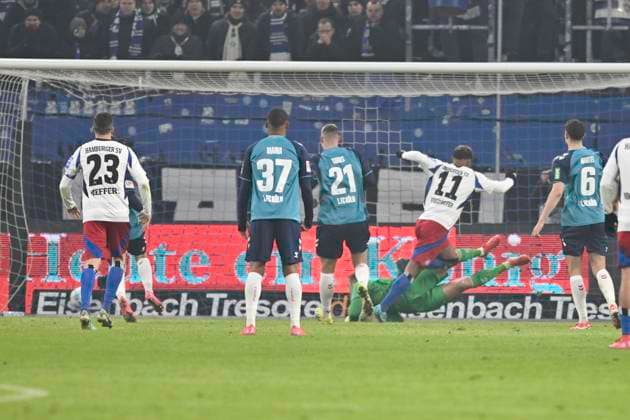 GER; 2. FBL,, Hamburger SV vs 1.FC Koeln 18.01.2025, Volksparkstadion, Hamburg, GER; 2. FBL, Hamburger SV vs 1.FC Koeln im Bild Feature Torhueter Marvin Schwaebe (Schwäbe Koeln 01) haelt den Elfmeterschuss von Ransford-Yeboah Koenigsdoeffer (Königsdörffer Hamburg 11) Ransford-Yeboah Koenigsdoeffer (Königsdörffer Hamburg 11) schiesst dann doch noch das Tor zum 1-0 fuer Hamburg