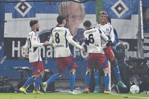 GER; 2. FBL,, Hamburger SV vs 1.FC Koeln 18.01.2025, Volksparkstadion, Hamburg, GER; 2. FBL, Hamburger SV vs 1.FC Koeln im Bild Feature Torhueter Marvin Schwaebe (Schwäbe Koeln 01) haelt den Elfmeterschuss von Ransford-Yeboah Koenigsdoeffer (Königsdörffer Hamburg 11) Ransford-Yeboah Koenigsdoeffer (Königsdörffer Hamburg 11) schiesst dann doch noch das Tor zum 1-0 fuer Hamburg und jubelt mit der Mannschaft