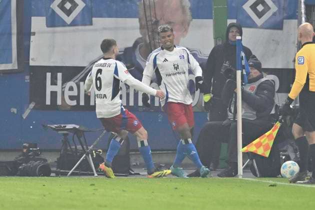 GER; 2. FBL,, Hamburger SV vs 1.FC Koeln 18.01.2025, Volksparkstadion, Hamburg, GER; 2. FBL, Hamburger SV vs 1.FC Koeln im Bild Feature Torhueter Marvin Schwaebe (Schwäbe Koeln 01) haelt den Elfmeterschuss von Ransford-Yeboah Koenigsdoeffer (Königsdörffer Hamburg 11) Ransford-Yeboah Koenigsdoeffer (Königsdörffer Hamburg 11) schiesst dann doch noch das Tor zum 1-0 fuer Hamburg und jubelt