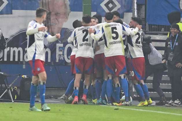 GER; 2. FBL,, Hamburger SV vs 1.FC Koeln 18.01.2025, Volksparkstadion, Hamburg, GER; 2. FBL, Hamburger SV vs 1.FC Koeln im Bild Feature Torhueter Marvin Schwaebe (Schwäbe Koeln 01) haelt den Elfmeterschuss von Ransford-Yeboah Koenigsdoeffer (Königsdörffer Hamburg 11) Ransford-Yeboah Koenigsdoeffer (Königsdörffer Hamburg 11) schiesst dann doch noch das Tor zum 1-0 fuer Hamburg und jubelt mit der Mannschaft