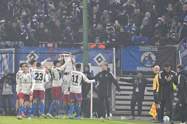 GER; 2. FBL,, Hamburger SV vs 1.FC Koeln 18.01.2025, Volksparkstadion, Hamburg, GER; 2. FBL, Hamburger SV vs 1.FC Koeln im Bild Feature Torhueter Marvin Schwaebe (Schwäbe Koeln 01) haelt den Elfmeterschuss von Ransford-Yeboah Koenigsdoeffer (Königsdörffer Hamburg 11) Ransford-Yeboah Koenigsdoeffer (Königsdörffer Hamburg 11) schiesst dann doch noch das Tor zum 1-0 fuer Hamburg und jubelt mit der Mannschaft