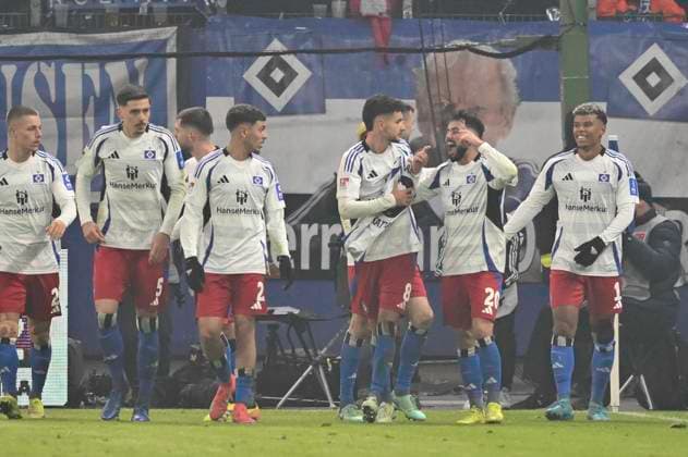 GER; 2. FBL,, Hamburger SV vs 1.FC Koeln 18.01.2025, Volksparkstadion, Hamburg, GER; 2. FBL, Hamburger SV vs 1.FC Koeln im Bild Feature Torhueter Marvin Schwaebe (Schwäbe Koeln 01) haelt den Elfmeterschuss von Ransford-Yeboah Koenigsdoeffer (Königsdörffer Hamburg 11) Ransford-Yeboah Koenigsdoeffer (Königsdörffer Hamburg 11) schiesst dann doch noch das Tor zum 1-0 fuer Hamburg und jubelt mit der Mannschaft