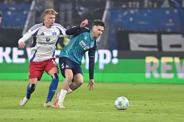 GER; 2. FBL,, Hamburger SV vs 1.FC Koeln 18.01.2025, Volksparkstadion, Hamburg, GER; 2. FBL, Hamburger SV vs 1.FC Koeln im Bild Adam Karabec (Hamburg 17) versucht sich gegen Denis Huseinbasic (Koeln 08) durchzusetzen