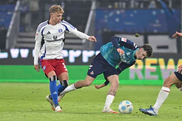 GER; 2. FBL,, Hamburger SV vs 1.FC Koeln 18.01.2025, Volksparkstadion, Hamburg, GER; 2. FBL, Hamburger SV vs 1.FC Koeln im Bild Adam Karabec (Hamburg 17) versucht sich gegen Denis Huseinbasic (Koeln 08) durchzusetzen