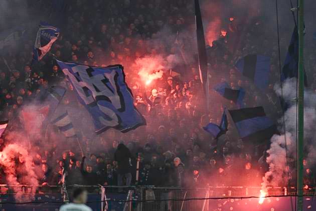 GER; 2. FBL,, Hamburger SV vs 1.FC Koeln 18.01.2025, Volksparkstadion, Hamburg, GER; 2. FBL, Hamburger SV vs 1.FC Koeln im Bild Feature die Fans aus Hamburg zuenden Pyrotechnik