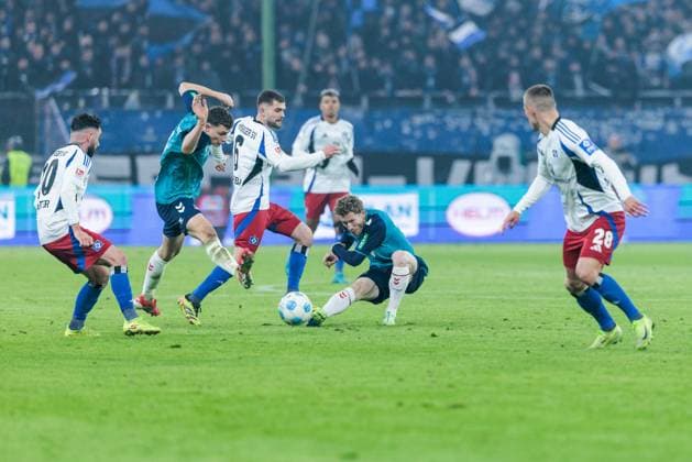 2. Fussball Bundesliga: Hamburger SV - 1. FC Köln; 18.01.2025 Zweikampf Marco Richter (Hamburger SV, 20), Eric Martel (1. FC Köln, 6), Lukasz Poreba (Hamburger SV, 6), Florian Kainz (1. FC Köln, 11), Miro Muheim (Hamburger SV, 28) 2. Fussball Bundesliga: Hamburger SV - 1. FC Köln, Hamburg, Volksparkstadion am 18.01.2025 DFL REGULATIONS PROHIBIT ANY USE OF PHOTOGRAPHS AS IMAGE SEQUENCES AND OR QUASI-VIDEO.