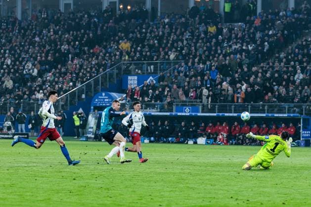 2. Fussball Bundesliga: Hamburger SV - 1. FC Köln; 18.01.2025 Steffen Tigges (1. FC Köln, 21) Torschuss, Daniel Heuer Fernandes (Hamburger SV, 1) blockt 2. Fussball Bundesliga: Hamburger SV - 1. FC Köln, Hamburg, Volksparkstadion am 18.01.2025 DFL REGULATIONS PROHIBIT ANY USE OF PHOTOGRAPHS AS IMAGE SEQUENCES AND OR QUASI-VIDEO.