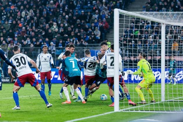 2. Fussball Bundesliga: Hamburger SV - 1. FC Köln; 18.01.2025 Gerangel im Strafraum - Timo Hübers (1. FC Köln, 4) wird von den HSV Verteidigern zu Boden gezogen 2. Fussball Bundesliga: Hamburger SV - 1. FC Köln, Hamburg, Volksparkstadion am 18.01.2025 DFL REGULATIONS PROHIBIT ANY USE OF PHOTOGRAPHS AS IMAGE SEQUENCES AND OR QUASI-VIDEO.
