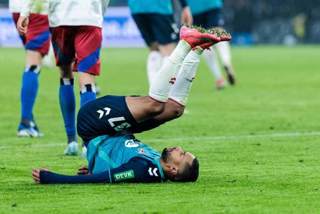 2. Fussball Bundesliga: Hamburger SV - 1. FC Köln; 18.01.2025 Linton Maina (1. FC Köln, 37) fällt frustriert auf den Rücken, Beine in der Luft 2. Fussball Bundesliga: Hamburger SV - 1. FC Köln, Hamburg, Volksparkstadion am 18.01.2025 DFL REGULATIONS PROHIBIT ANY USE OF PHOTOGRAPHS AS IMAGE SEQUENCES AND OR QUASI-VIDEO.