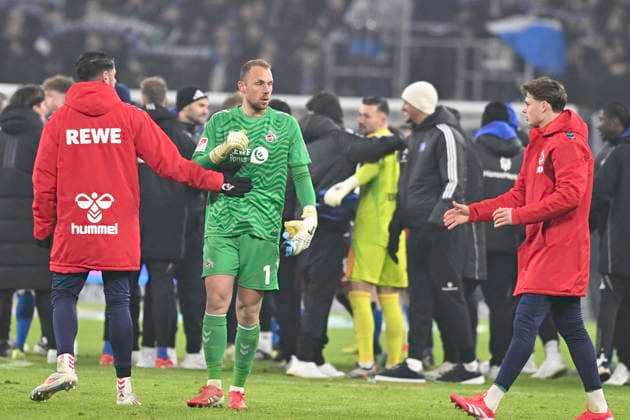 GER; 2. FBL,, Hamburger SV vs 1.FC Koeln 18.01.2025, Volksparkstadion, Hamburg, GER; 2. FBL, Hamburger SV vs 1.FC Koeln im Bild die Mannschaft aus Koeln laesst nach der Niederlage die Koepfe haengen