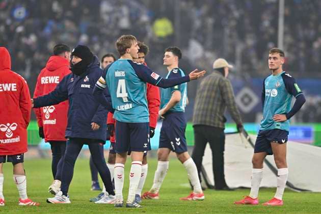 GER; 2. FBL,, Hamburger SV vs 1.FC Koeln 18.01.2025, Volksparkstadion, Hamburg, GER; 2. FBL, Hamburger SV vs 1.FC Koeln im Bild die Mannschaft aus Koeln laesst nach der Niederlage die Koepfe haengen