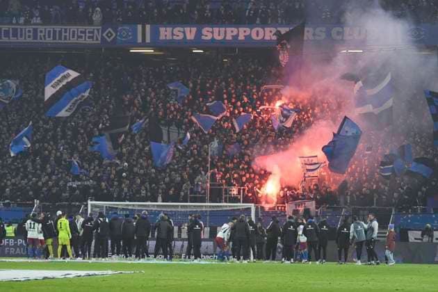 GER; 2. FBL,, Hamburger SV vs 1.FC Koeln 18.01.2025, Volksparkstadion, Hamburg, GER; 2. FBL, Hamburger SV vs 1.FC Koeln im Bild die Mannschaft des HSV jubelt mit den Fans ueber den Sieg